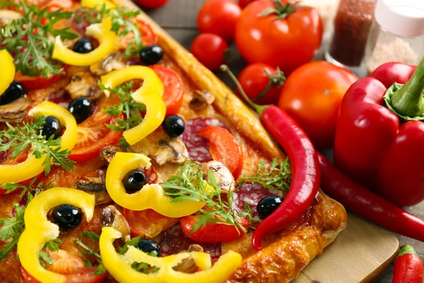 Rectangle delicious pizza and vegetables on the table, close-up — Stock Photo, Image