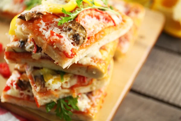 Stukken van heerlijke pizza op de tafel, close-up — Stockfoto