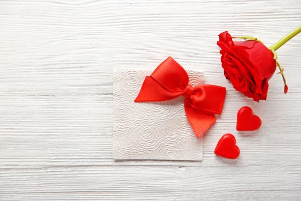 Hermosa rosa con tarjeta de regalo —  Fotos de Stock