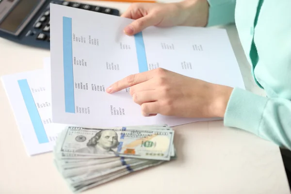 Жінка рахує гроші за столом — стокове фото