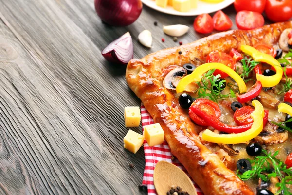 Pizza recién casera sobre fondo de madera —  Fotos de Stock