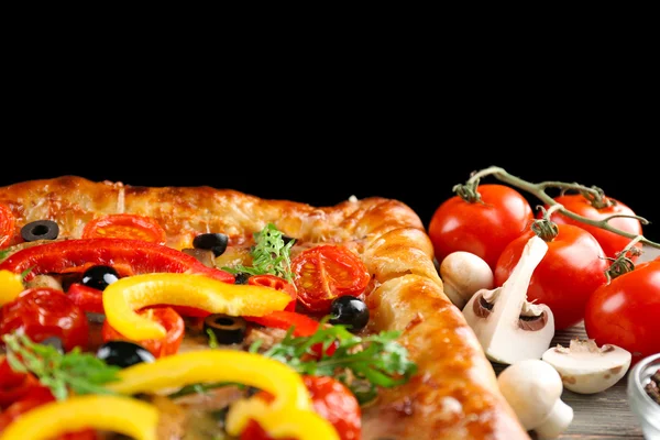Färsk hemlagad pizza på svart bakgrund — Stockfoto