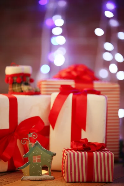 Scatole regalo di Natale e luci — Foto Stock