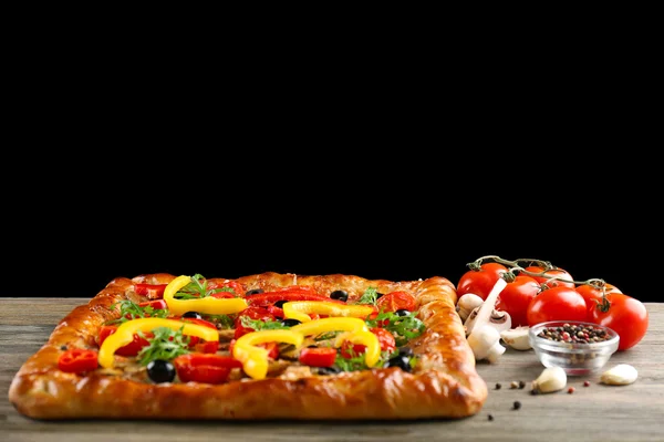 Frisch gemachte Pizza auf schwarzem Hintergrund — Stockfoto