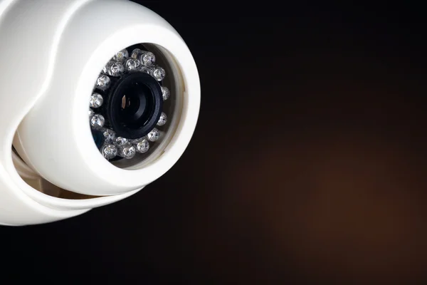 Koyu sarı arka plan, closeup güvenlik Cctv kamera — Stok fotoğraf