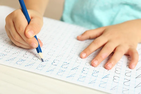 Schoolkid lär sig att skriva — Stockfoto