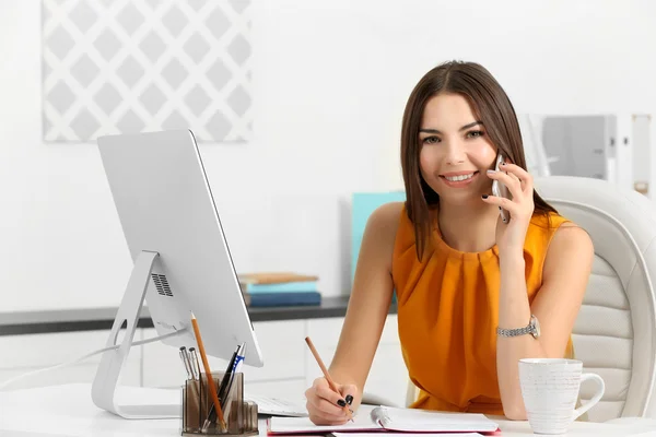 Mooie succesvolle vrouw — Stockfoto