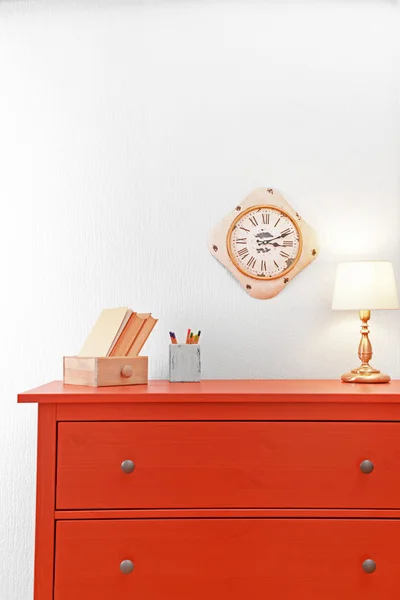 Интерьер комнаты с красным деревянным комодом — стоковое фото