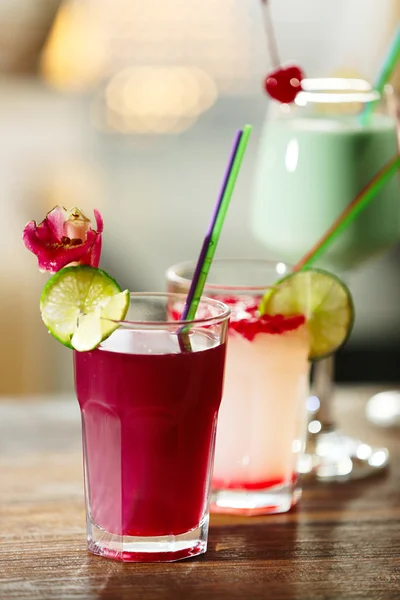 Glasses of cocktails on bar background — Stock Photo, Image