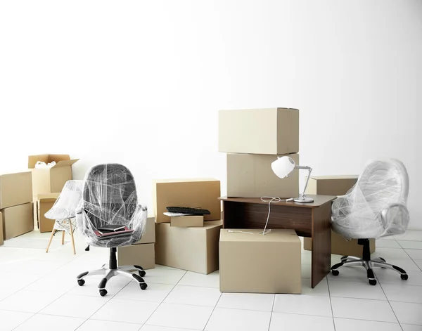 Moving cardboard boxes and personal belongings — Stock Photo, Image