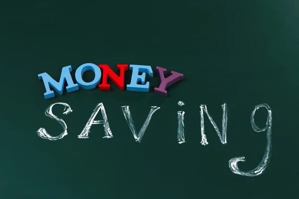 Concetto di risparmio di denaro su uno sfondo lavagna — Foto Stock