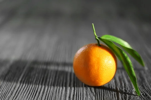 Tangerinas frescas com folhas na mesa de madeira, close-up — Fotografia de Stock