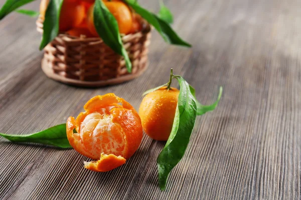 Geschälte frische Mandarine auf Holztisch, Nahaufnahme — Stockfoto