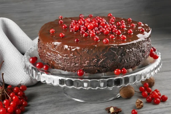 Ciasto czekoladowe z żurawiny na drewniane tła — Zdjęcie stockowe