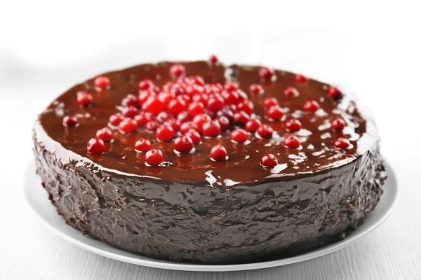 Bolo de chocolate com cranberries na placa, close-up — Fotografia de Stock