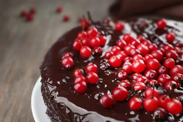 巧克力蛋糕，小红莓在木桌子上，特写 — 图库照片