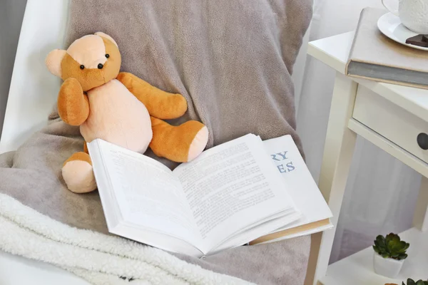 En öppen bok och en teddy-bear — Stockfoto