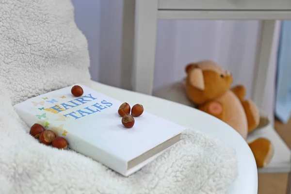 Açık bir kitap ve bir oyuncak ayı — Stok fotoğraf