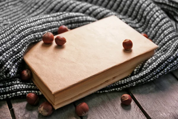 Kitap, fındık ve yün battaniye — Stok fotoğraf