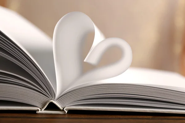 Srdce od stránek knihy na rozmazané pozadí — Stock fotografie