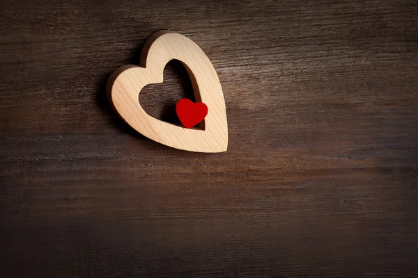 Concetto Valentine. Amore cuore appeso su sfondo di legno — Foto Stock