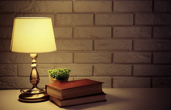 Nachtlampje en boeken op het Bureau — Stockfoto