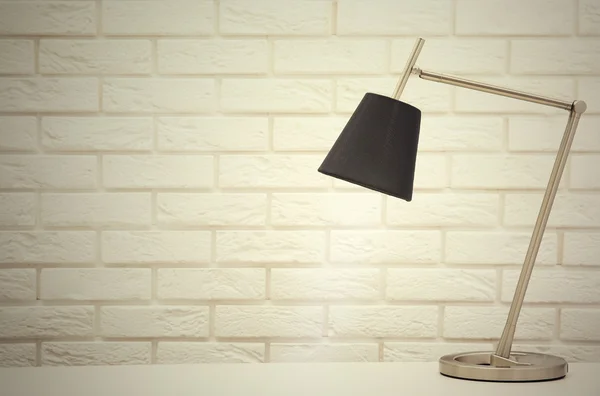 Lampe sur le bureau sur blanc — Photo