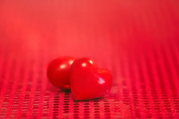 Valentim corações no fundo tecido vermelho — Fotografia de Stock
