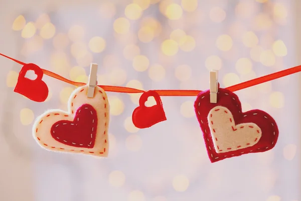 Valentines harten hangen lichten achtergrond wazig — Stockfoto