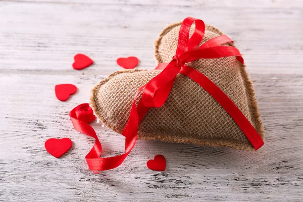 Corazón de San Valentín sobre fondo de madera —  Fotos de Stock