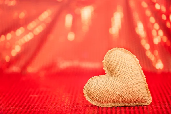 Corazón de San Valentín sobre fondo de tela roja —  Fotos de Stock