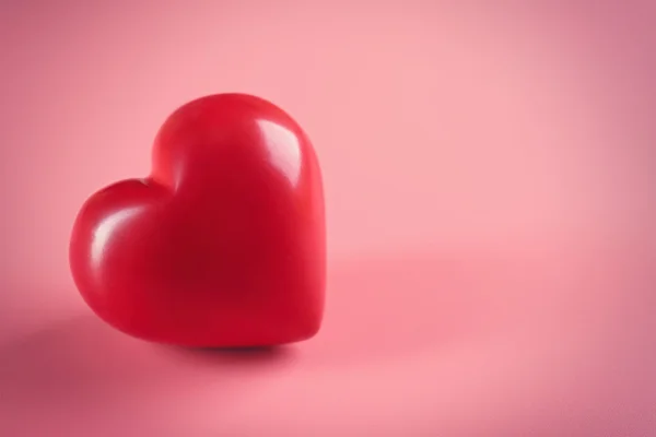 Corazón de San Valentín sobre fondo rosa —  Fotos de Stock