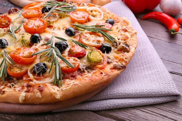 Leckere frische Pizza auf Holztisch Nahaufnahme — Stockfoto