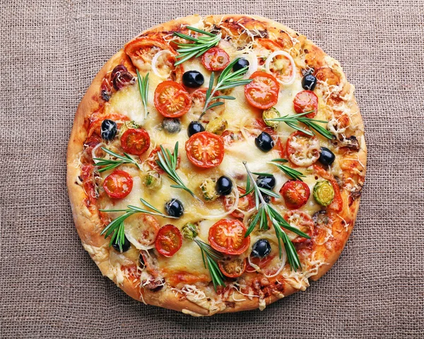 Leckere frische Pizza auf Sacktuch, Draufsicht — Stockfoto