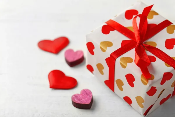 Caja de regalo y corazones decorativos —  Fotos de Stock