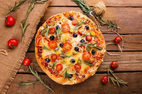 Finom friss pizza, fából készült háttér — Stock Fotó