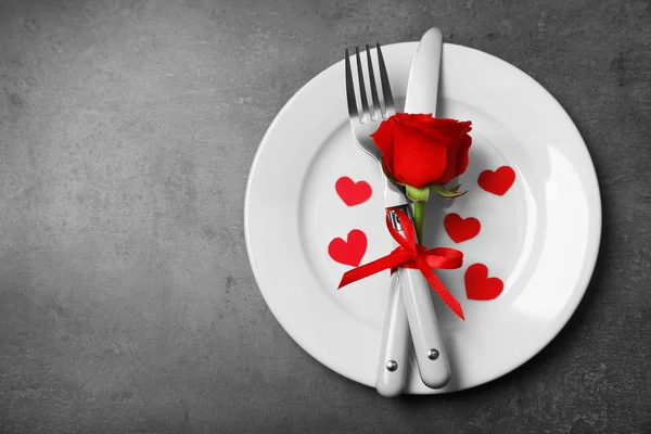 회색 배경에 발렌타인 축제 테이블 설정 — 스톡 사진