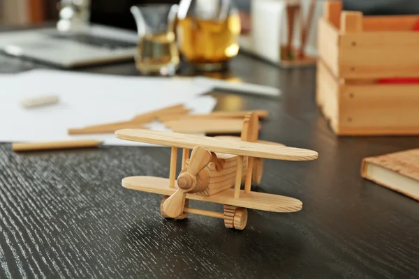 Pequeno modelo de madeira de avião — Fotografia de Stock