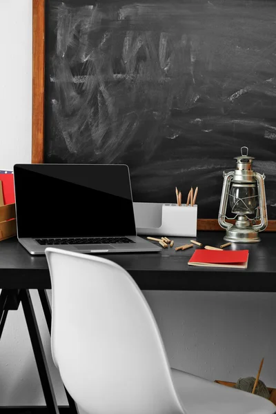 Рабочий стол с ноутбуком и другими предметами — стоковое фото