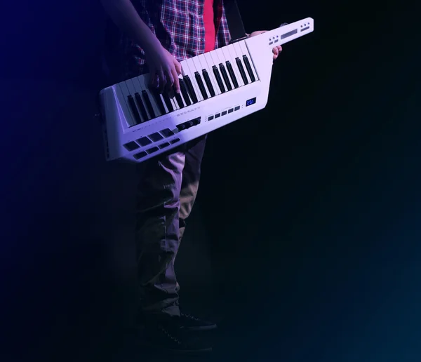 Männerhände mit Synthesizer — Stockfoto