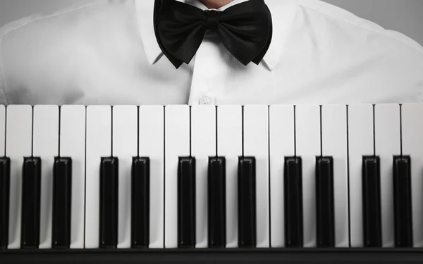 Männerhände mit Synthesizer — Stockfoto