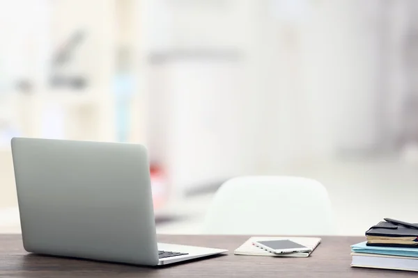 Lugar de trabajo con portátil en la mesa —  Fotos de Stock