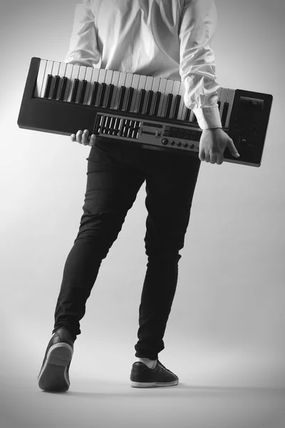 Synthesizer ile erkek el — Stok fotoğraf