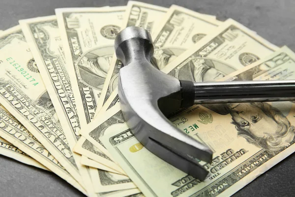 Dollars en hamer, close-up — Stockfoto