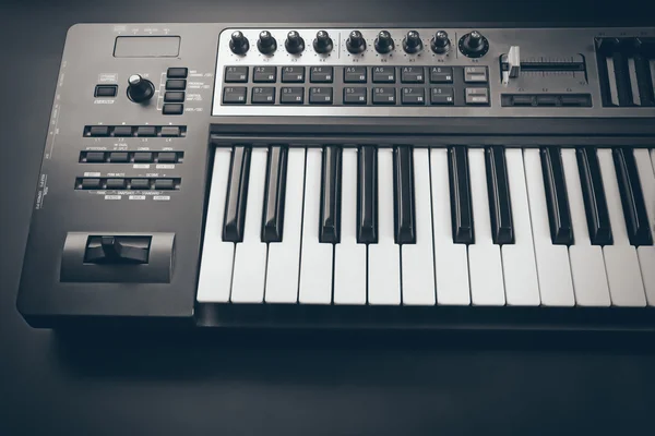 Клавіатура синтезатора на чорному тлі — стокове фото