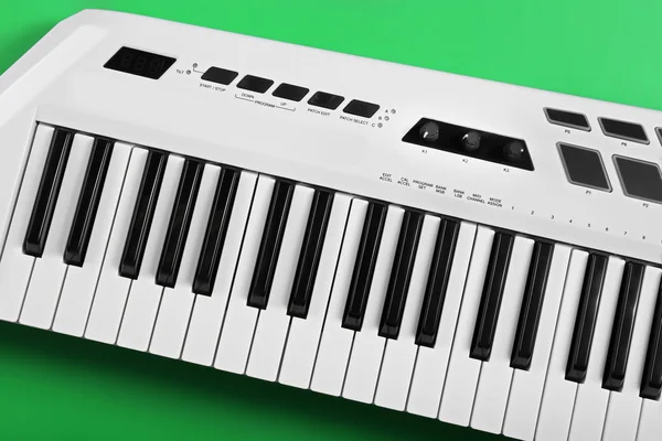 Teclado do sintetizador sobre fundo verde — Fotografia de Stock