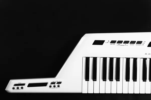 Clavier de synthétiseur sur fond noir — Photo