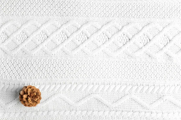 Çam kozalağı örme doku ile güzel basit kış arka plan — Stok fotoğraf