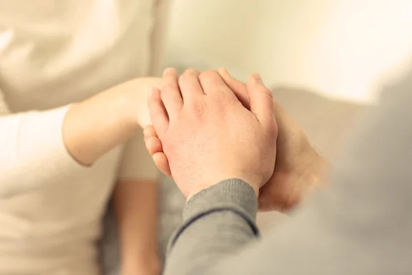 Man en vrouw houden handen closeup — Stockfoto