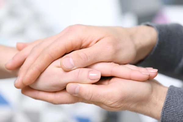 Man en vrouw houden handen closeup — Stockfoto